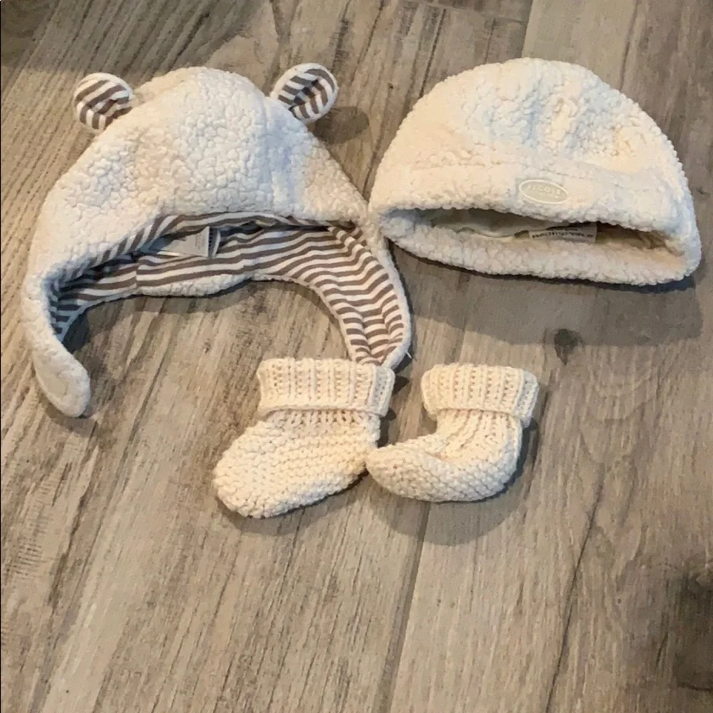 EUC Bundle of 2 cream hats and a pair of booties